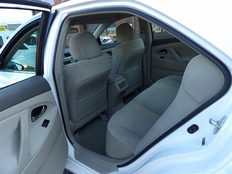 2009 Toyota Camry LE photo 11