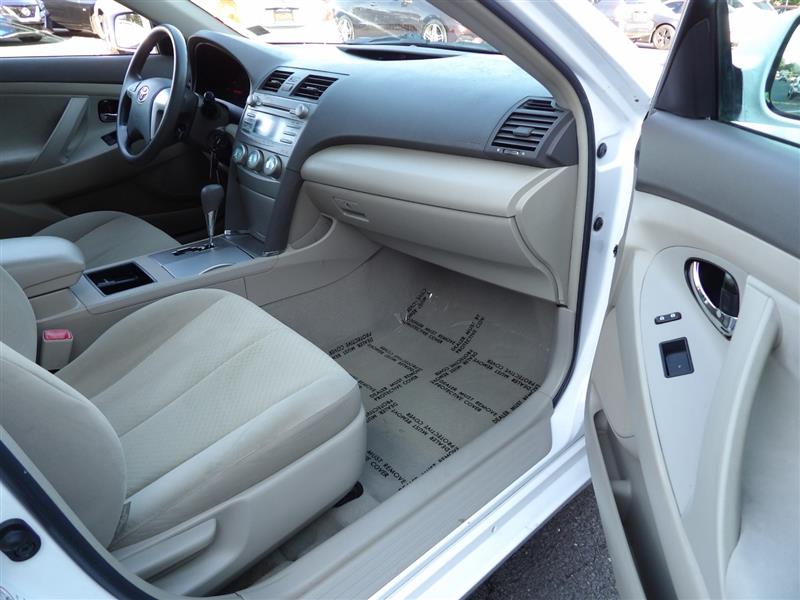 2009 Toyota Camry LE photo 12