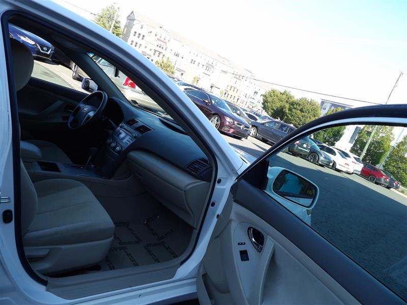 2009 Toyota Camry LE photo 13