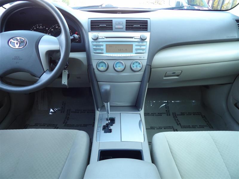 2009 Toyota Camry LE photo 17