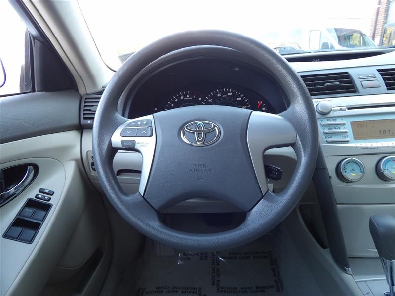 2009 Toyota Camry LE photo 18