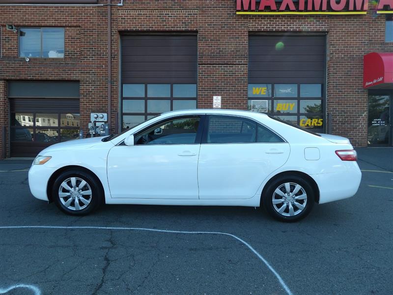 2009 Toyota Camry LE photo 2