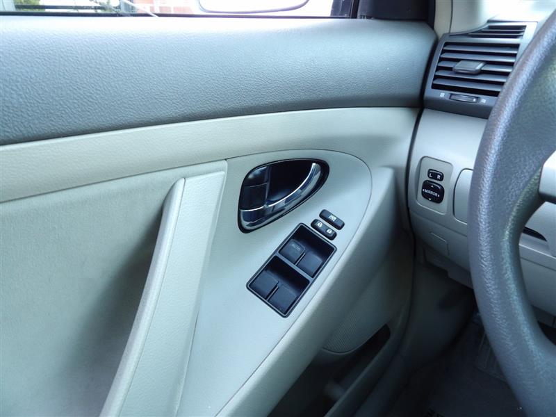 2009 Toyota Camry LE photo 21