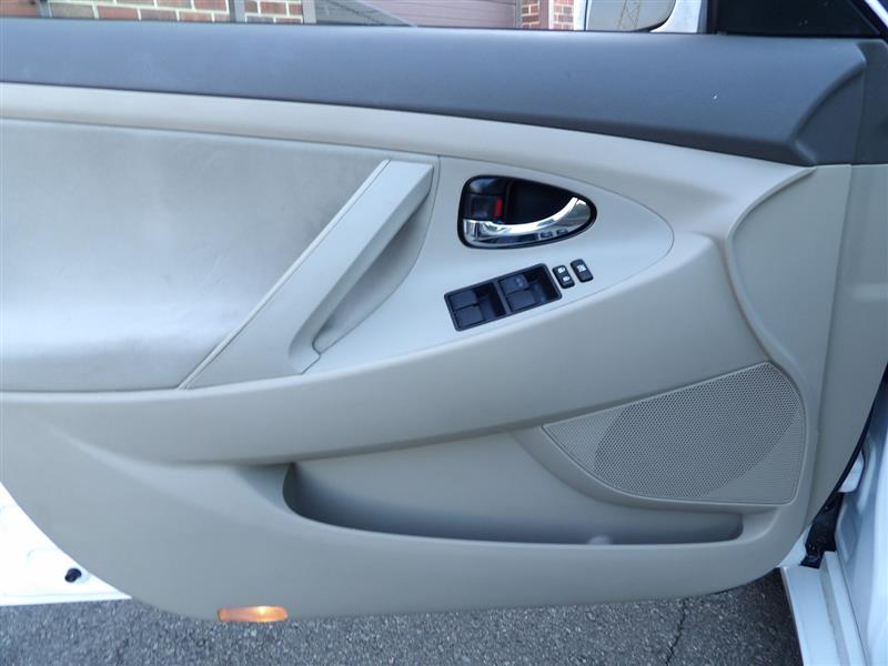 2009 Toyota Camry LE photo 22