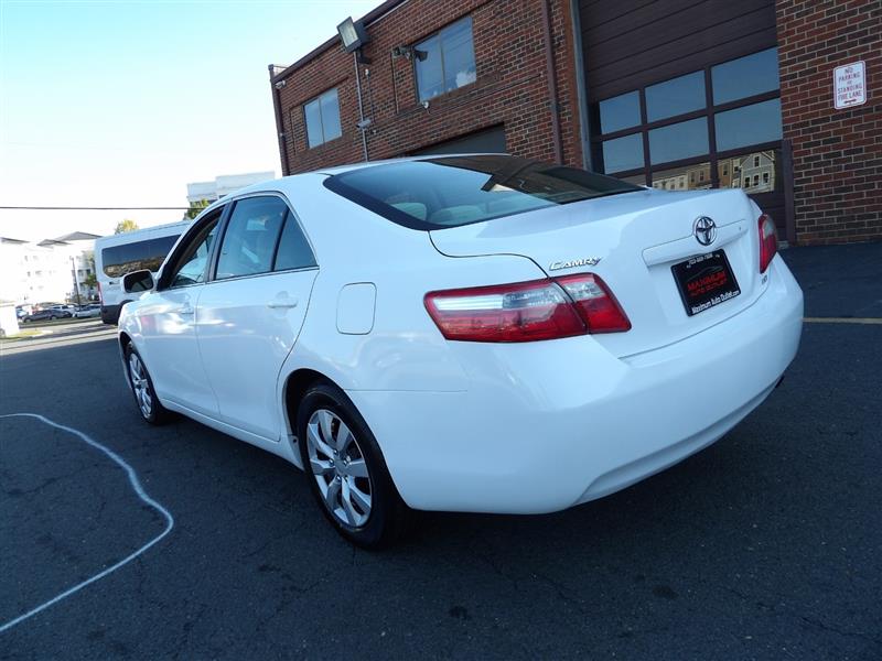 2009 Toyota Camry LE photo 3
