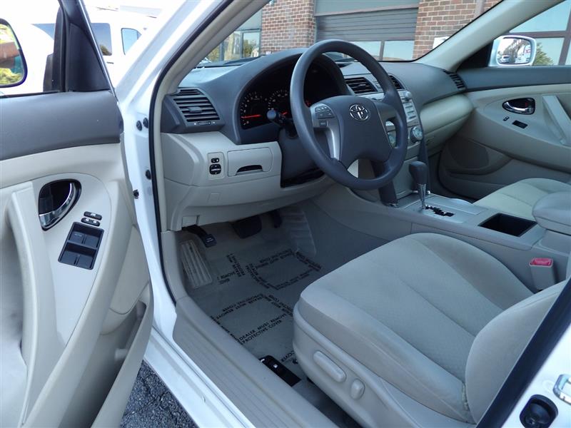 2009 Toyota Camry LE photo 9