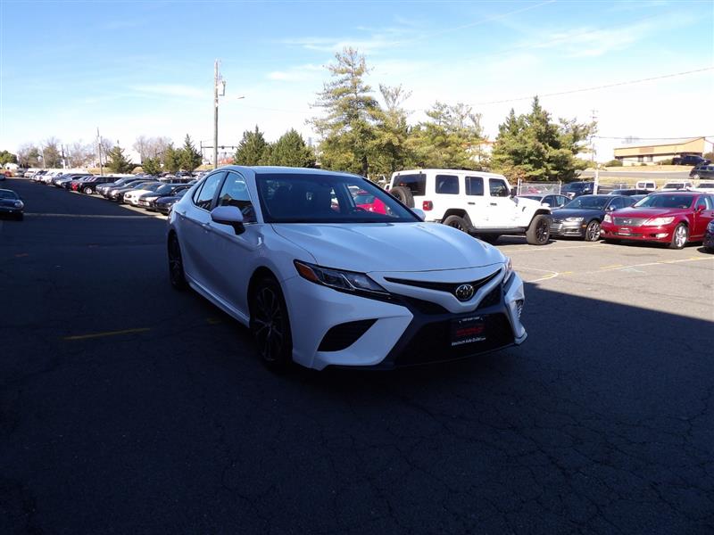 2020 Toyota Camry SE photo 2