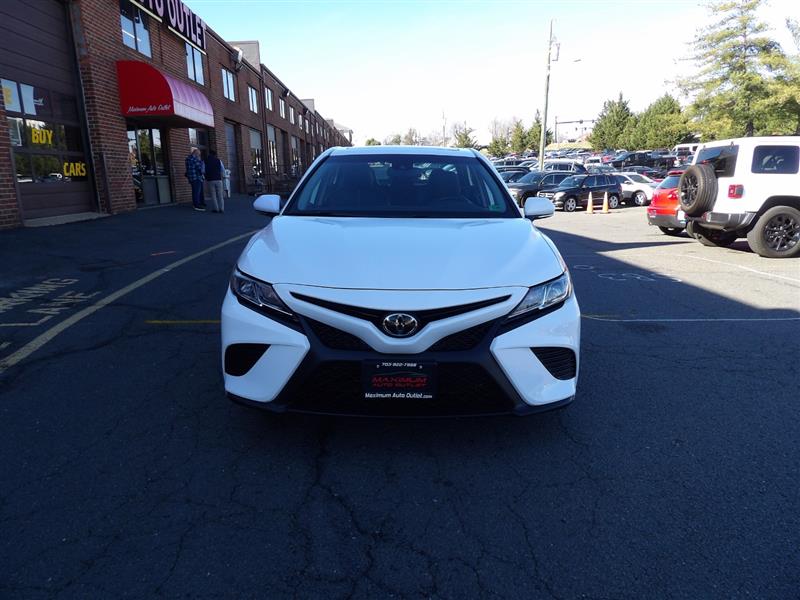 2020 Toyota Camry SE photo 3