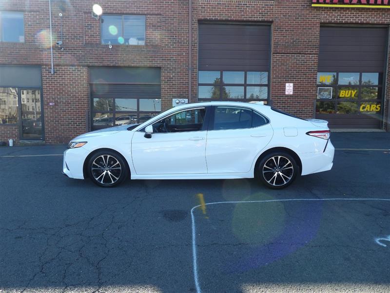 2020 Toyota Camry SE photo 4