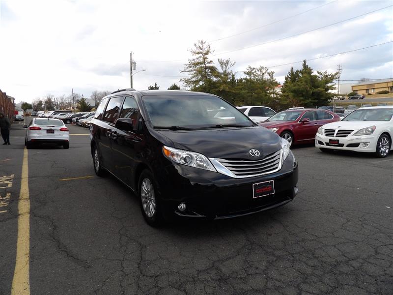 2017 Toyota Sienna Limited XLE Premium photo 2