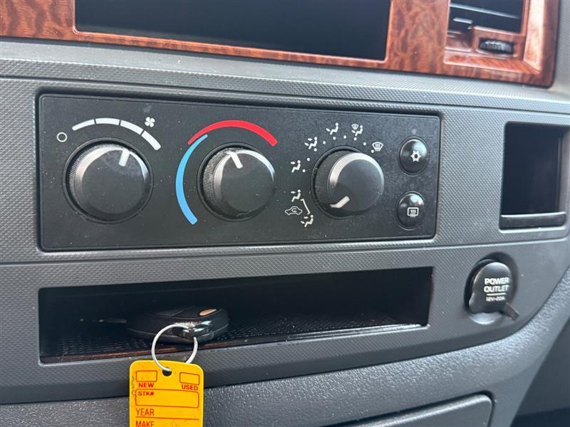 2006 Dodge Ram SLT photo 25