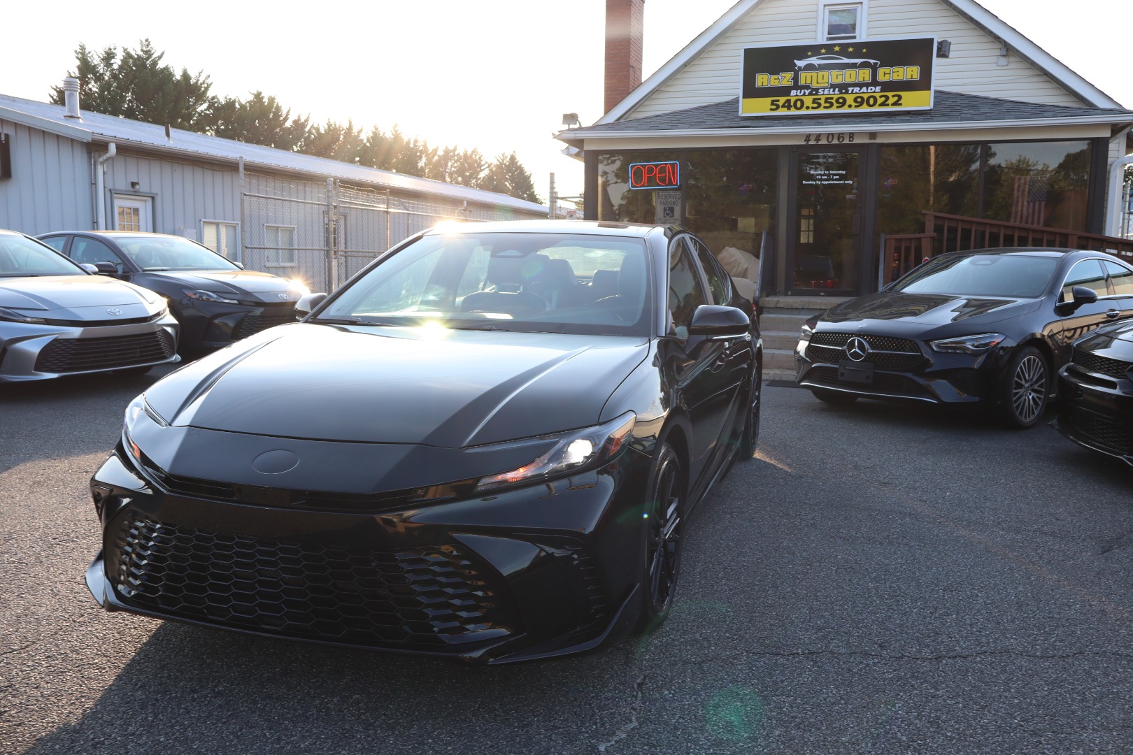 2025 Toyota Camry SE's photo