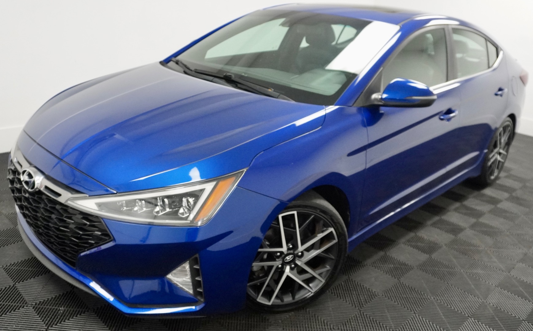 2020 Hyundai Elantra Sport photo 3