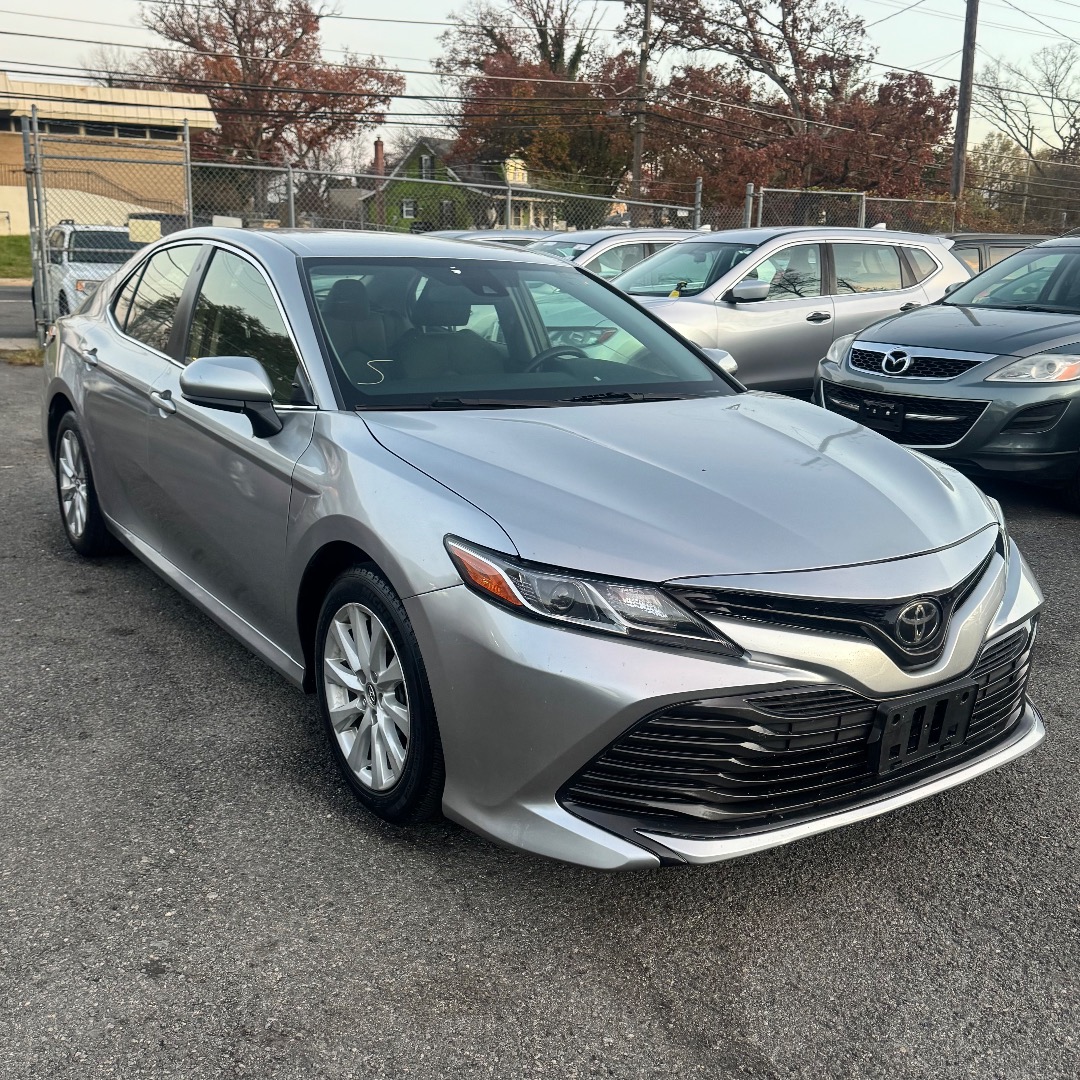2018 Toyota Camry LE's photo
