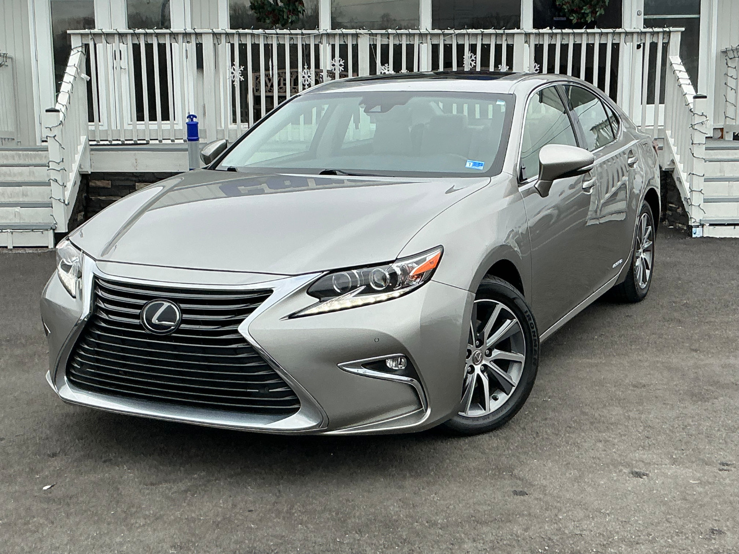 2018 Lexus ES 300h's photo