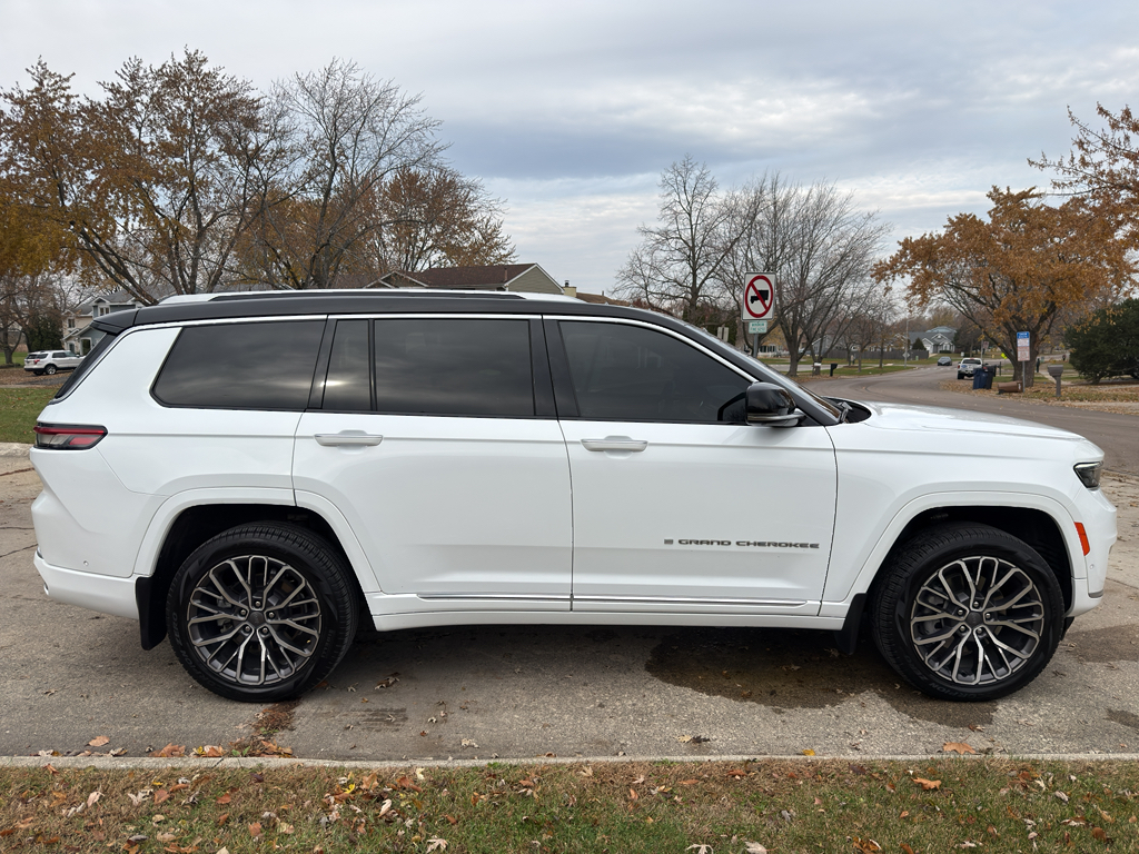 2022 Jeep Grand Cherokee L Summit Reserve photo 4