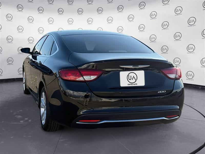 2016 Chrysler 200 Limited photo 3
