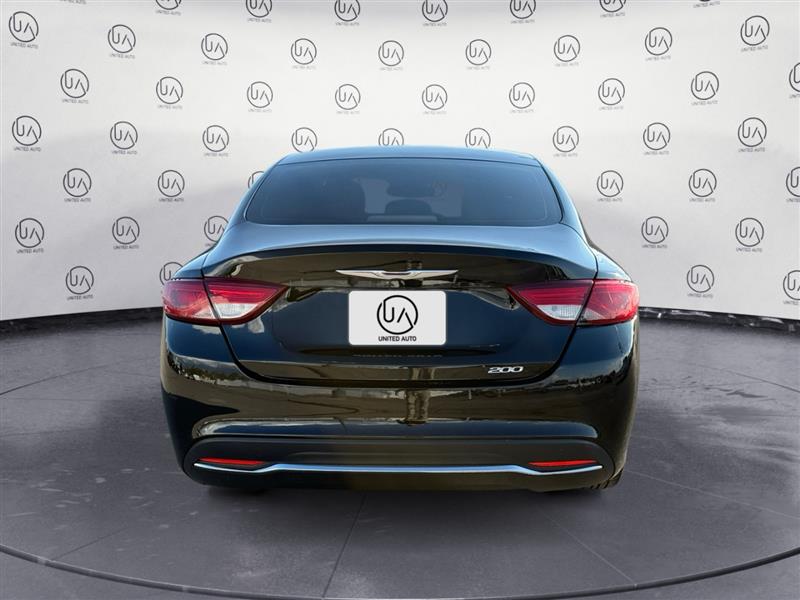 2016 Chrysler 200 Limited photo 4