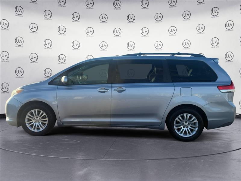 2013 Toyota Sienna XLE Limited photo 2