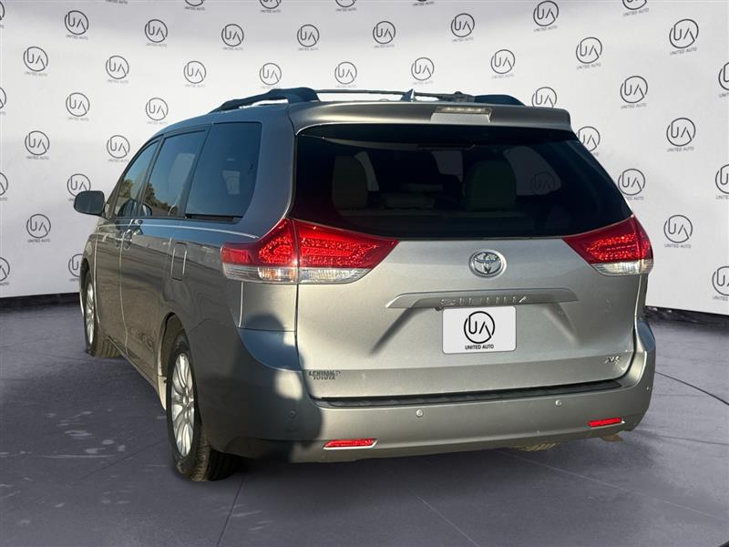 2013 Toyota Sienna XLE Limited photo 3
