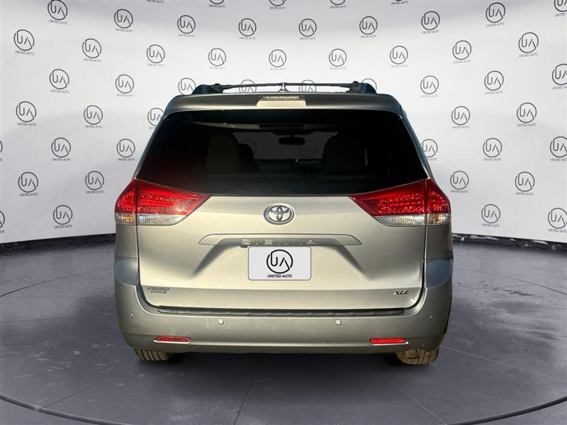 2013 Toyota Sienna XLE Limited photo 4