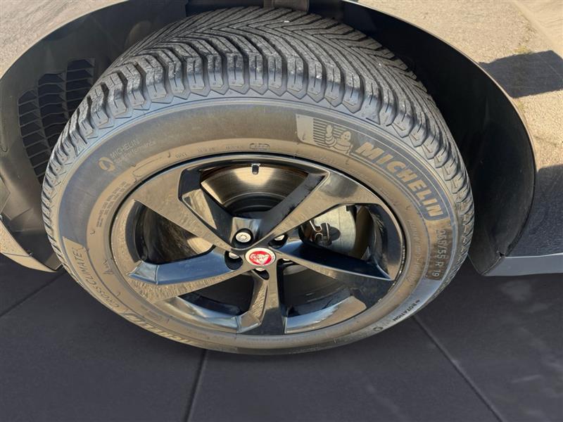 2019 Jaguar F-PACE Prestige photo 17