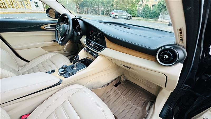 2018 Alfa Romeo Giulia Ti photo 14